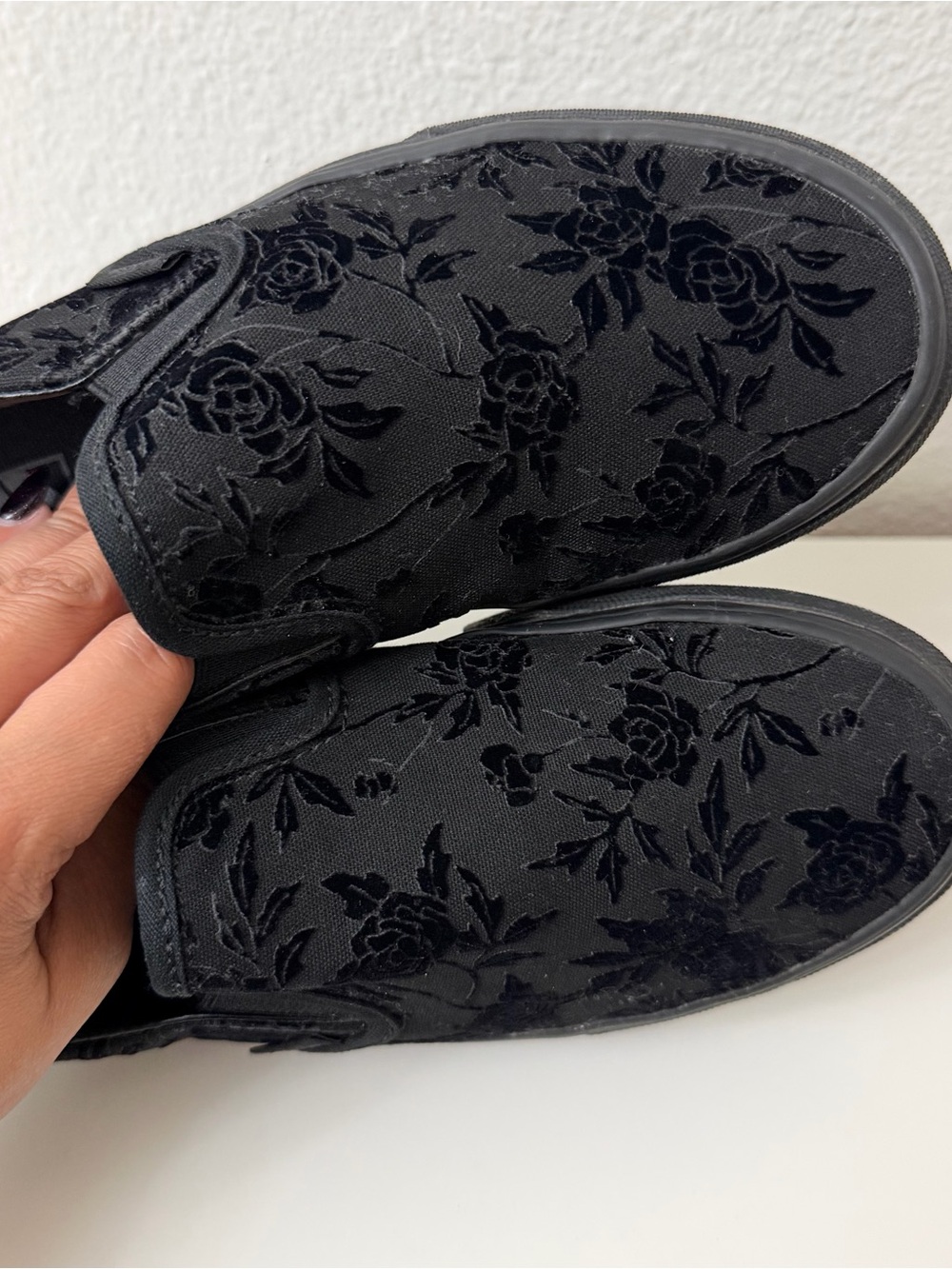 Vans Classic Slip-On Black Velvet Floral Rose Shoes Women’s 7.5 Men’s 6 - Picture 7 of 10